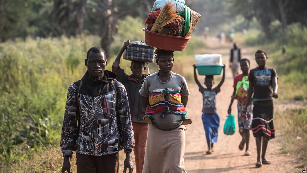 A South Sudanese refugee family walks toward a refugee camp in Aba, Democratic of Congo, after crossing from South Sudan to escape fighting. (J. Patinkin for VOA)