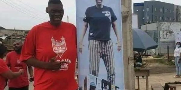 13 Amazing Things About The Late Nigeria’s ‘Tallest Man’ Afeez Agoro